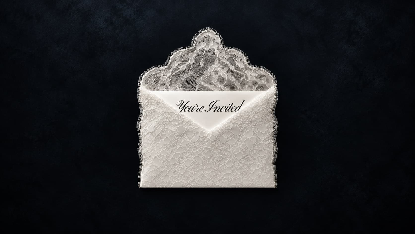 Sobre de encaje abierto con una tarjeta que dice You're Invited